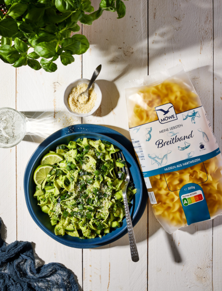 Teller Nudeln mit grüner Soße, daneben Möwe Breitband Nudeln. Siehe Rezept.