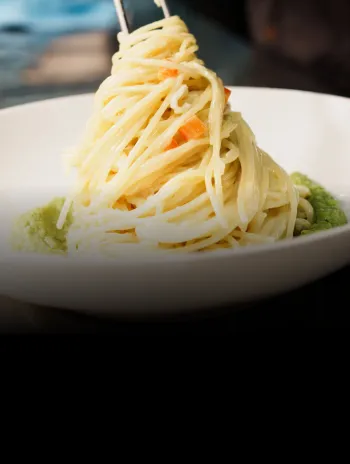 Ein Teller Möwe Spaghetti mit Krabbensauce auf Avocado-Creme.