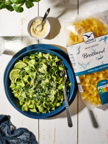 Teller Nudeln mit grüner Soße, daneben Möwe Breitband Nudeln. Siehe Rezept.
